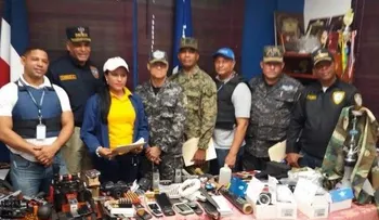 Autoridades en Valverde decomisan armas, incluyendo fusiles y ametralladora en allanamientos