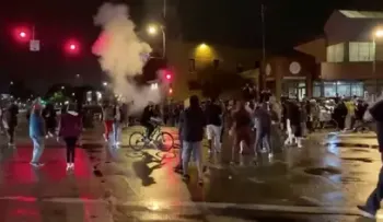 Muerte de hombre asfixiado por policías, genera furia y repulsa