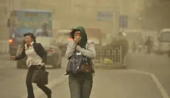 Tormenta de arena tiñe de naranja el norte de China