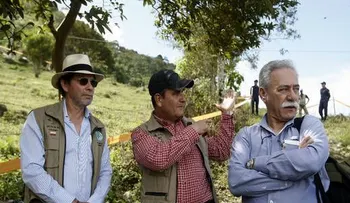 FARC pide definir plan de acción contra paramilitares