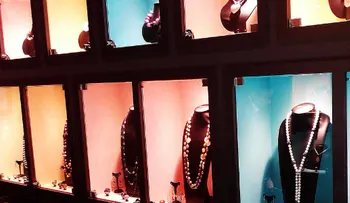 Video: niña de seis años robando en una joyería