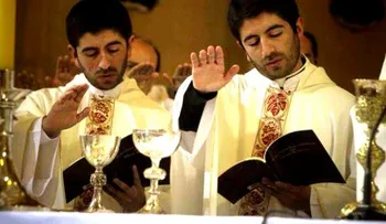 Gemelos chilenos se salvaron de morir en un aborto ahora son sacerdotes