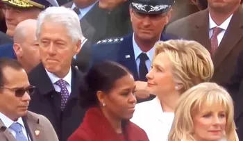 Bill Clinton y su "cuerno" con mirada a Melania o Ivanka Trump, que se viraliza (VIDEO)