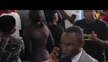 "Hola, ¿es el cielo?": un predicador africano llama por teléfono a Dios (VIDEO)
