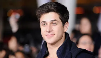 Arrestan actor de Disney, David Henrie, por posesión de arma en el aeropuerto de Los Ángeles