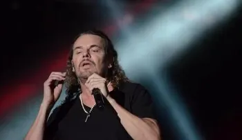 Video: vocalista de Maná se cae de tarima durante Festival Presidente