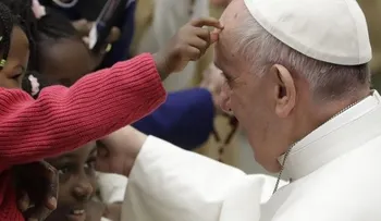 Papa exhorta a las madres a dar el pecho a sus bebés en pleno bautismo