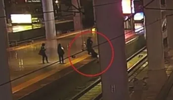 Mujer discute con su novio y luego se arroja a las vías del tren