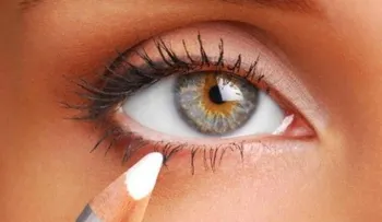 4 razones por las que el delineador blanco es el nuevo must de maquillaje