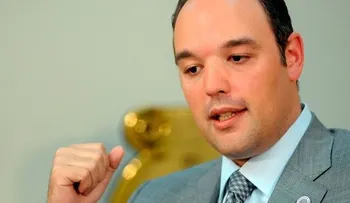 Hombres de empresa en establishment de Danilo Medina