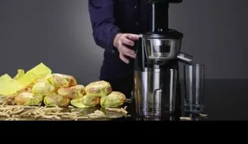 Lo que faltaba... ¿Qué pasa si metemos hamburguesas y papas fritas en un extractor de zumos?