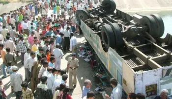 16 personas mueren en la India, tras caída autobús a barranco