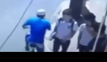 El karma de la justicia instantánea aplicada a un abusivo ladrón de teléfonos (VIDEO)