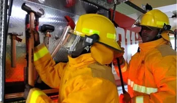 Personal del 911 rescata joven atrapado en ascensor de plaza comercial