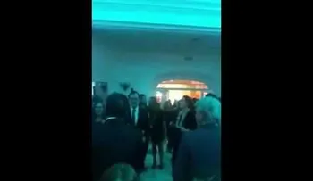 Rajoy muestra su lado artístico bailando a ritmo de Raphael