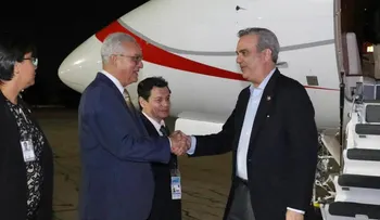 Presidente Luis Abinader llega a Argentina para participar en Cumbre 