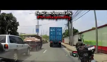 Un camión pasa por encima de la cabeza de un motociclista en Filipinas (FUERTE VIDEO)
