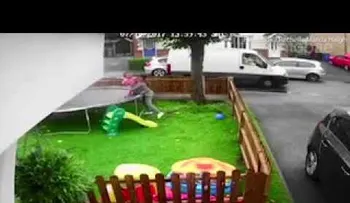 El aterrador momento que un hombre intenta engañar a tres niñas para que suban a su camioneta