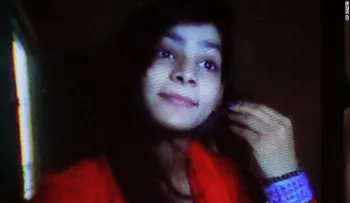 Pakistán: condenan a muerte a una mujer por quemar viva a su hija