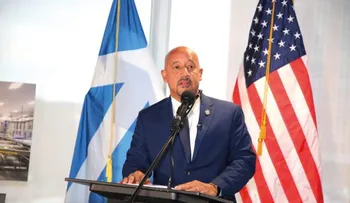 Alcalde dominicano de Lawrence seguirá en el cargo pese a acusación federal por fraude