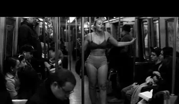 Modelo se queda en brasier y panti en el metro de NY