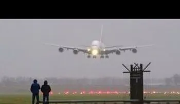 Espectacular aterrizaje del avión comercial más grande del mundo