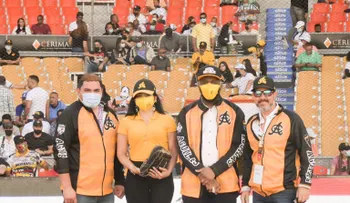 Yeni Berenice lanza primera bola recibido por Wilson Camacho en el Estadio Cibao