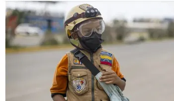 Niño venezolano salva a dos mascotas tras los terremotos