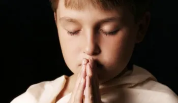 Los niños religiosos son más egoístas y severos, según estudio