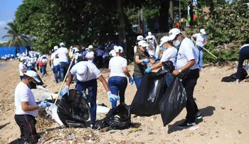 Gobierno realiza jornada de recolección de residuos en más de 100 playas y riberas de ríos por el Día Mundial de Limpieza de Costas