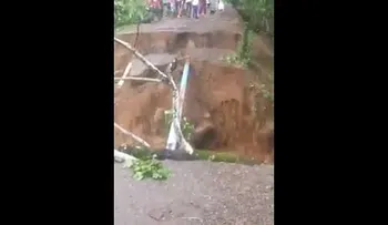 La naturaleza derrumba sin piedad un puente en Moca 