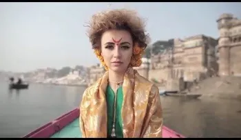 Fotógrafo que sigue a su esposa por el mundo publica VIDEO 
