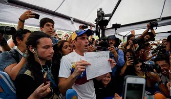 Oposición venezolana entrega 1,850.000 firmas para activar el referéndum revocatorio