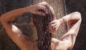 ¿El agua fría refresca cuando hace mucho calor?