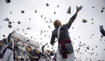 Tradicional batalla de almohadazos termina con varios heridos en la Academia Militar de Estados Unidos