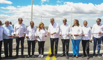 Presidente Abinader junto al ministro Deligne Ascención encabeza acto inaugural de la Circunvalación de Azua