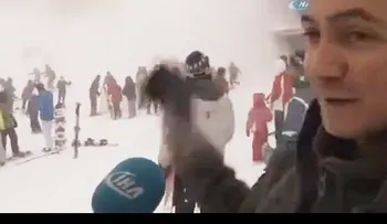 La impasible reacción de un hotelero ante una avalancha que sepulta a sus clientes