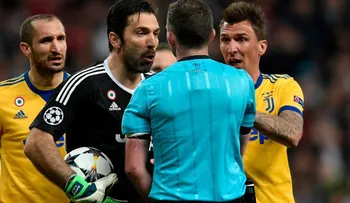 El árbitro Michael Oliver tiene â??un cubo de basuraâ? como corazón