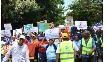 Marchan en Santo Domingo por alza salarial y cesantía