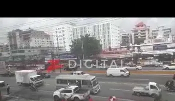 Hombre intenta agredir agentes de P.N con machete en la Avenida 27 de Febrero