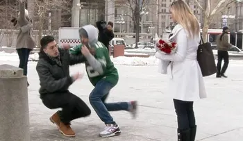 Simula entrevista de trabajo y pide matrimonio a su novia (Video) 