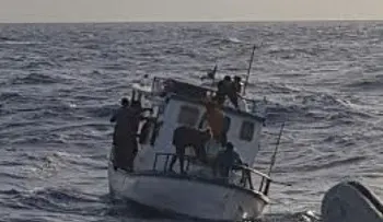 Armada rescata a 11 que quedaron a la deriva cuando pescaban