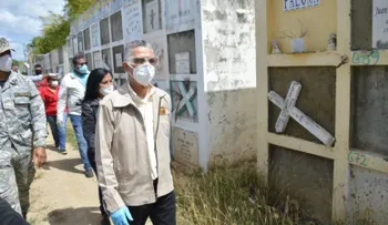 Manuel Jiménez encuentra cementerio Cristo Salvador abandonado y hasta en calles construyen nichos
