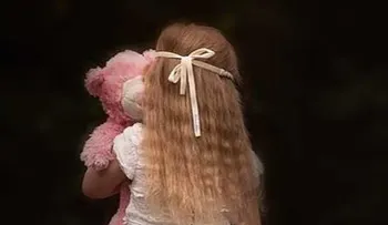 Sube a Facebook una foto de su hija de 8 años y una hora después la asesina a cuchilladas