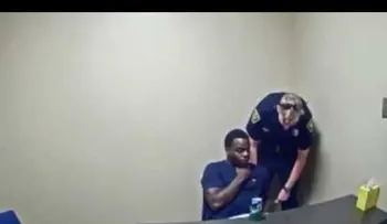 Detenido protagoniza una escena de película en la comisaría