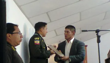 Recibe placa de reconocimiento 