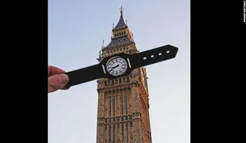 Este artista transforma fotos de viajes con recortes de papel