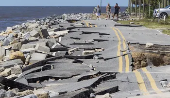 Hermine avanza mar adentro frente a la costa este de EE.UU. y podría convertirse de nuevo en huracán
