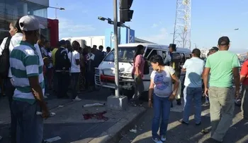 Conductor imprudente se sube en acera y le parte las piernas a una estudiante