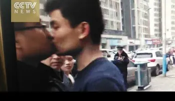 Un beso y un adiós: original forma de provocar a un policía chino (VIDEO)